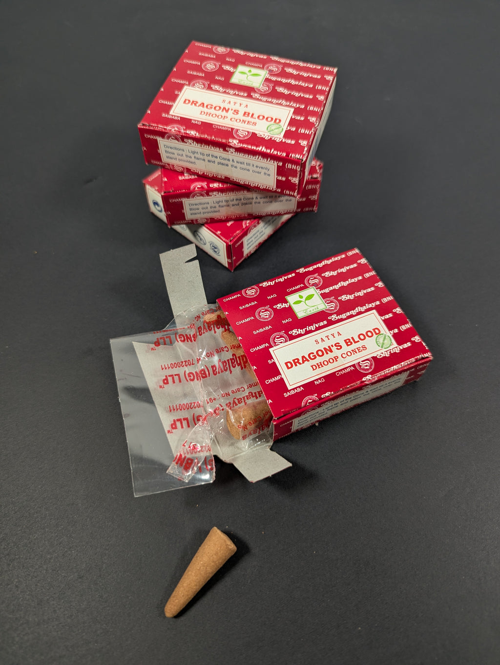 Satya Dragon’s Blood Dhoop Cone Incense (12 Cones with Burner Disc)